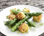 Knusprige Käsewürfel mit grünem Spargel