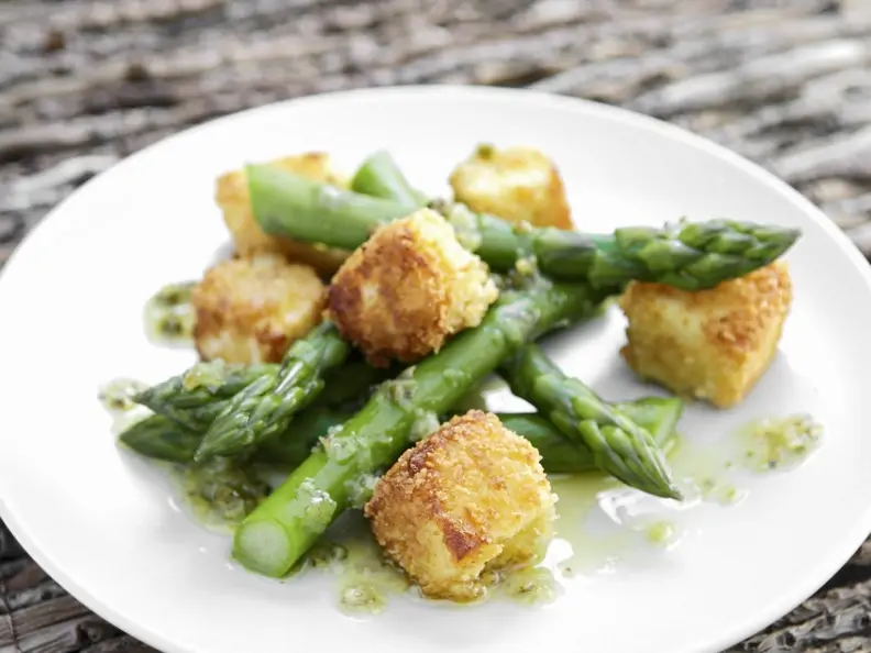 Knusprige Käsewürfel mit grünem Spargel