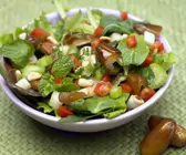 Gemischter Blattsalat mit Äpfeln und Datteln