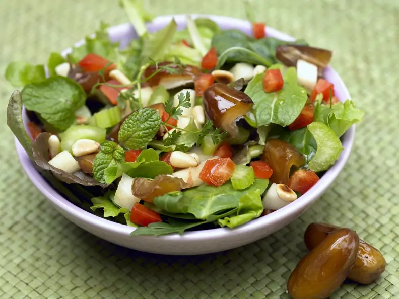 Gemischter Blattsalat mit Äpfeln und Datteln