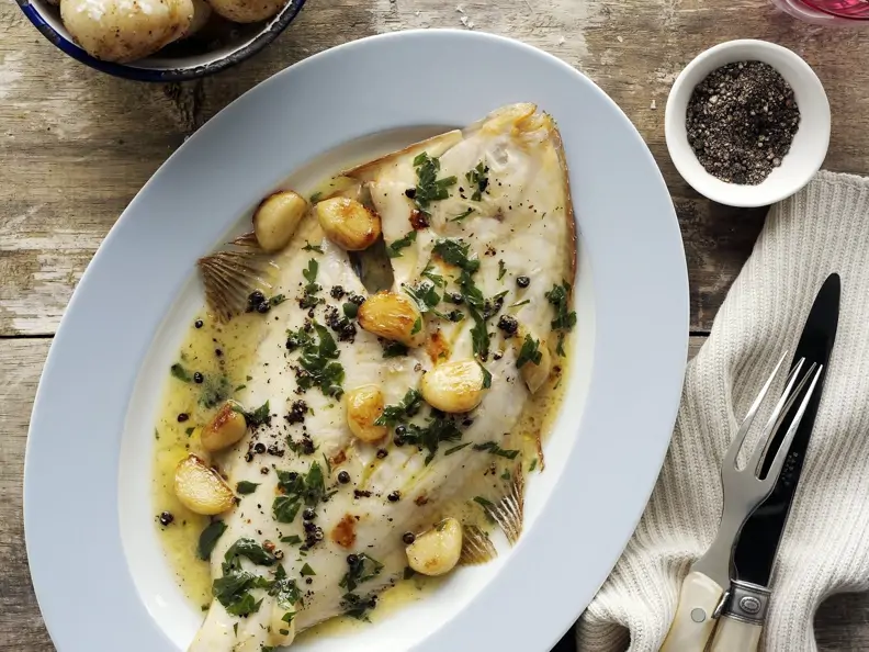 Scholle mit Knoblauch dazu Kartoffeln