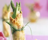 Crêpes mit grünem Spargel