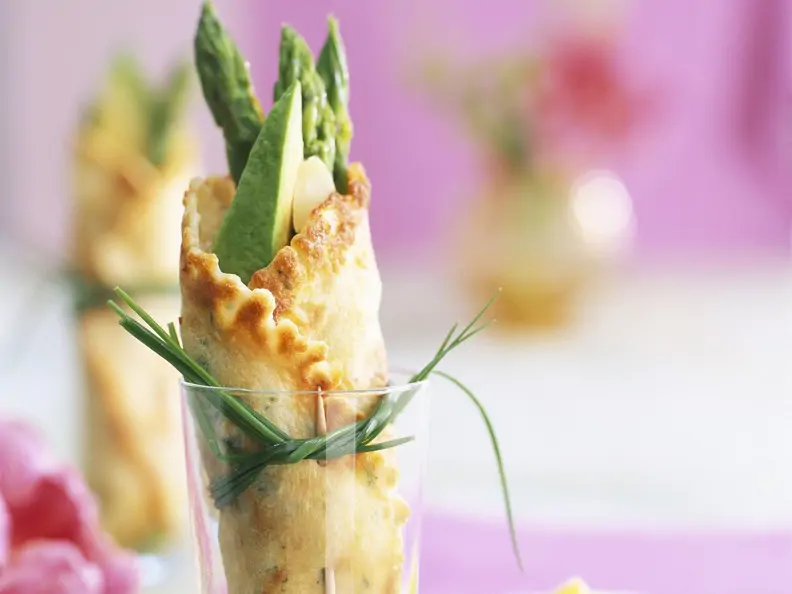 Crêpes mit grünem Spargel