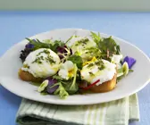Kräutersalat mit Röstbrot und Ziegenkäse