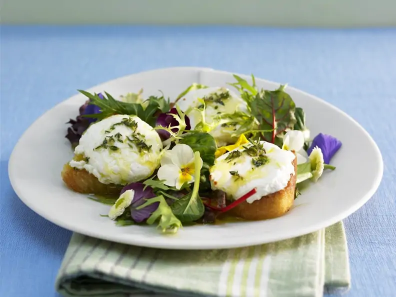 Kräutersalat mit Röstbrot und Ziegenkäse