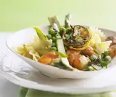 Pasta mit grünem Spargel, Erbsen und Shrimps