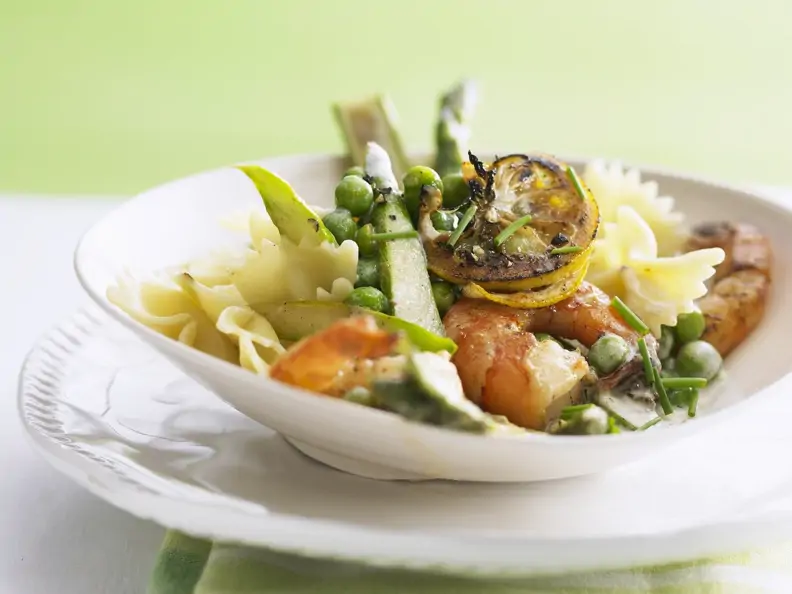 Pasta mit grünem Spargel, Erbsen und Shrimps