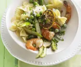 Pasta mit grünem Spargel und Garnelen