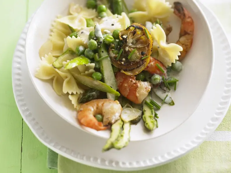 Pasta mit grünem Spargel und Garnelen