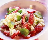 Pastasalat mit Erdbeeren