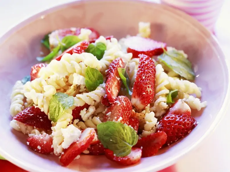 Pastasalat mit Erdbeeren