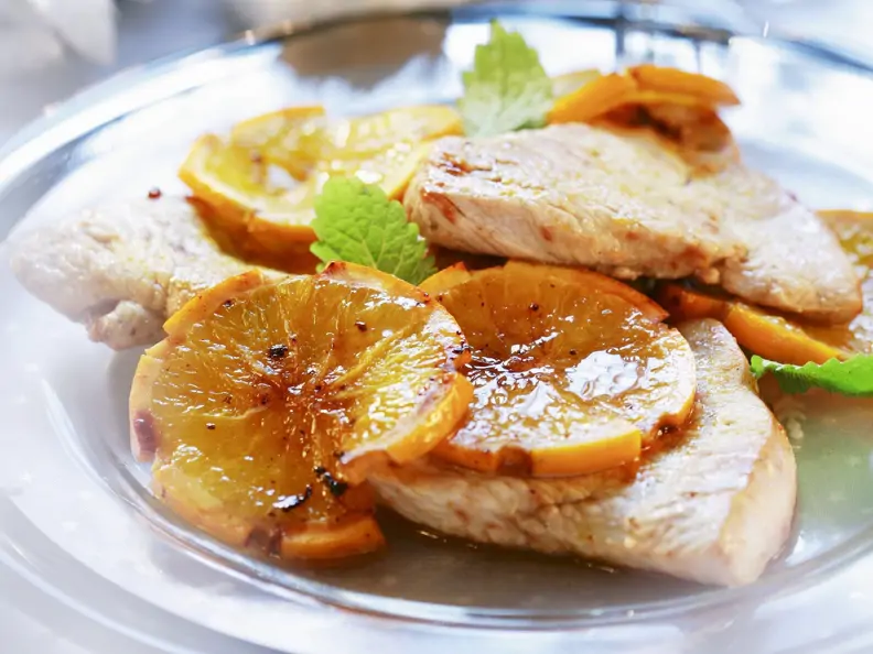 Steaks vom Truthahn mit Orangen