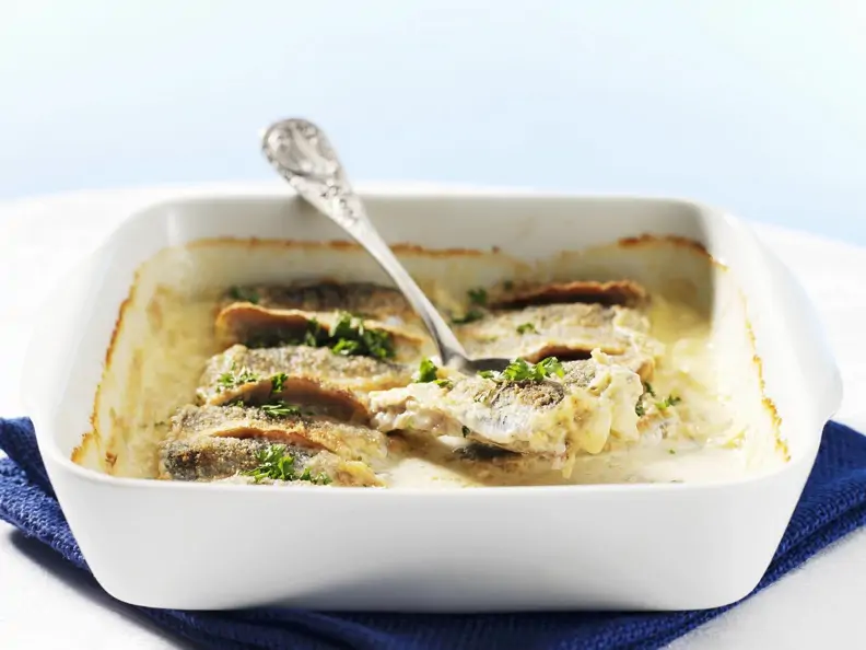 Heringsgratin mit Sardellen und Äpfeln