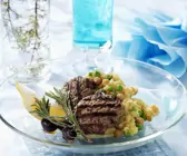 Gegrillte Buletten mit buntem Kartoffelpüree
