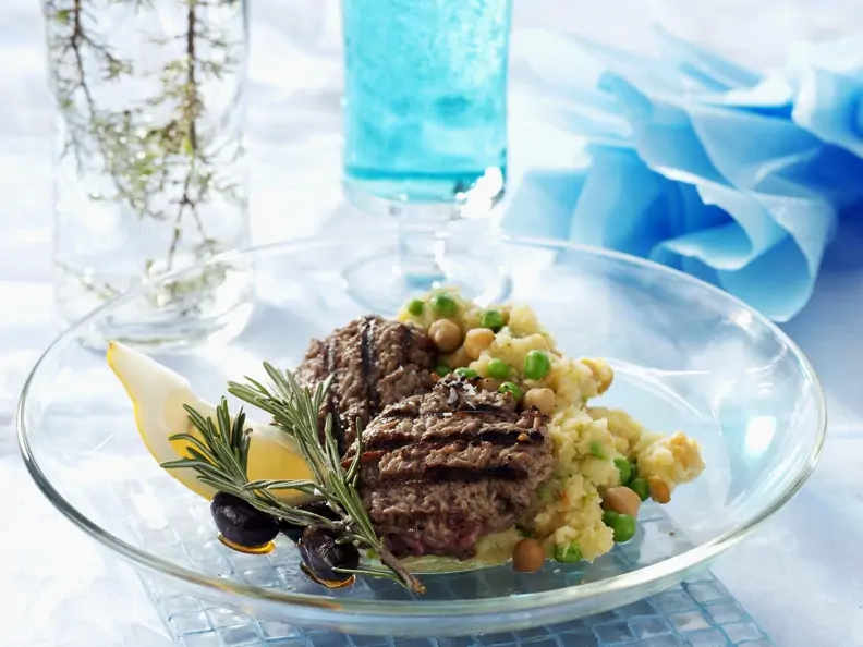 Gegrillte Buletten mit buntem Kartoffelpüree