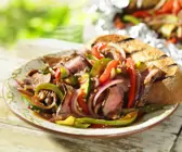 Gebratenes Gemüse mit Fleisch dazu Knofi-Brot