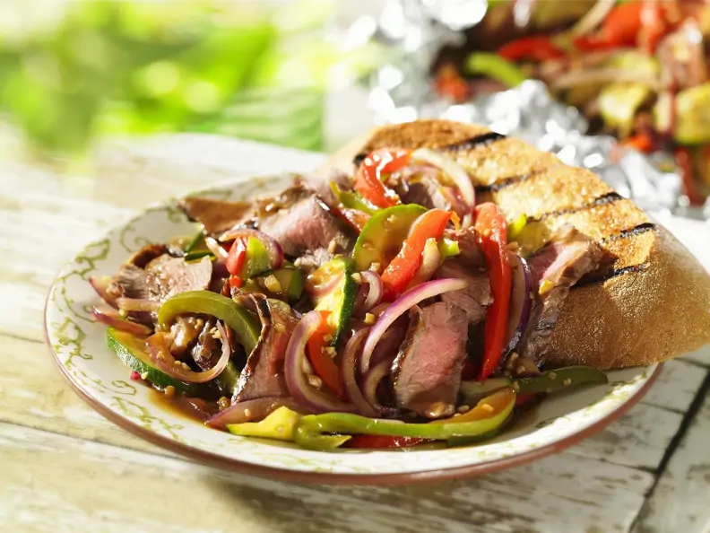 Gebratenes Gemüse mit Fleisch dazu Knofi-Brot