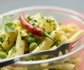 Pastasalat mit Curryerbsen