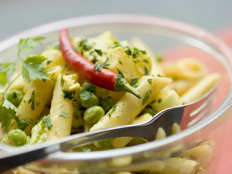 Pastasalat mit Curryerbsen