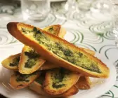 Röstbrot mit Kräuterbutter