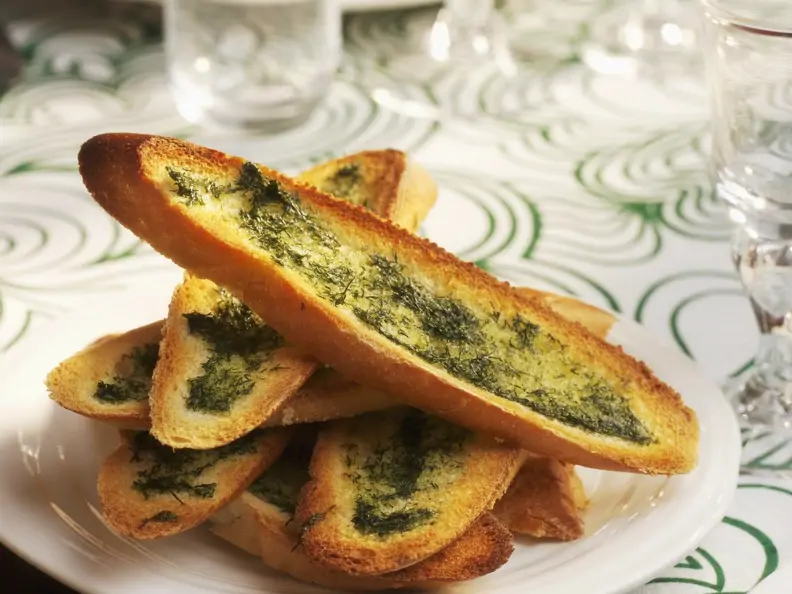 Röstbrot mit Kräuterbutter