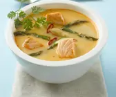 Lachs-Currysuppe mit Spargel