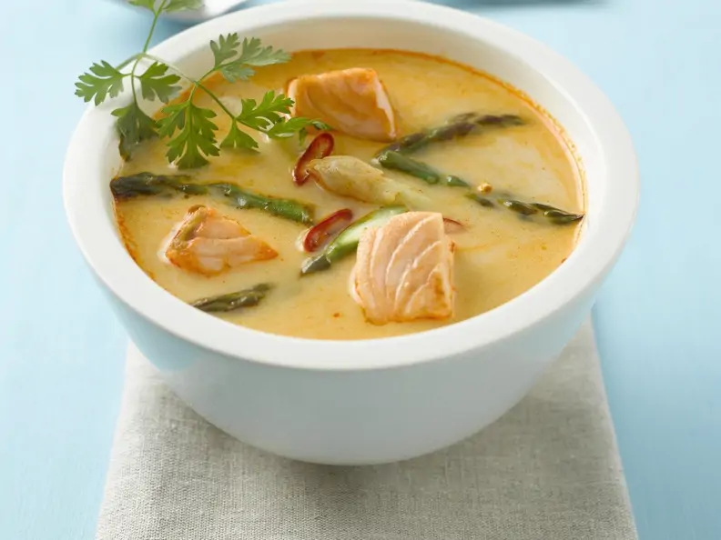Lachs-Currysuppe mit Spargel
