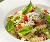 Fusilli mit Zucchini, Tomaten und Basilikum