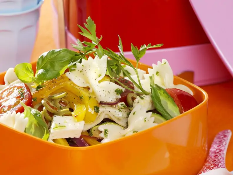 Gemüse-Nudelsalat mit Feta