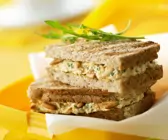 Sandwich mit Ricotta-Pinienkern-Creme
