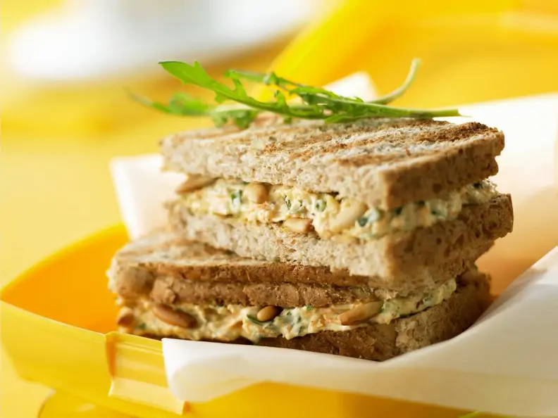 Sandwich mit Ricotta-Pinienkern-Creme