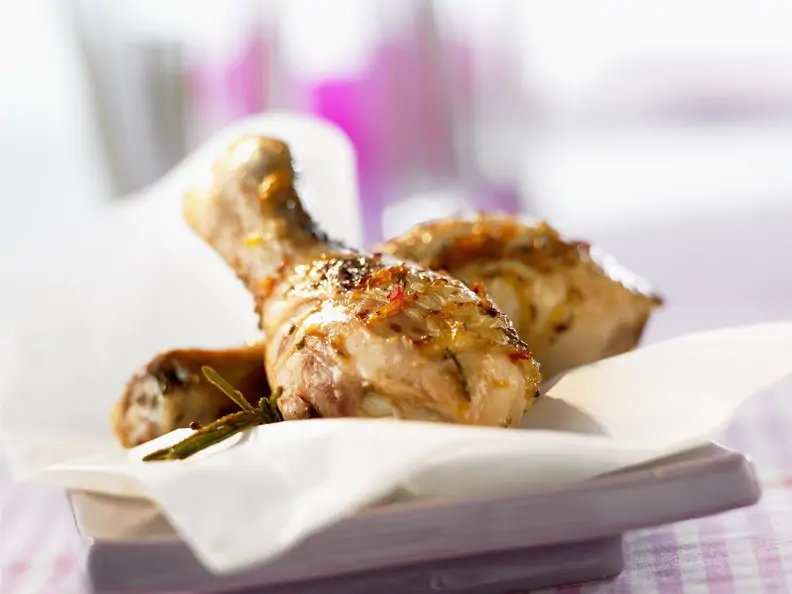 Hähnchenkeulen mit würziger Marinade