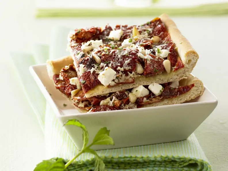 Pizza mit getrockneten Tomaten