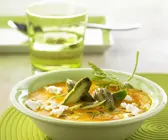 Möhrensuppe mit grünem Spargel und Ziegenkäse