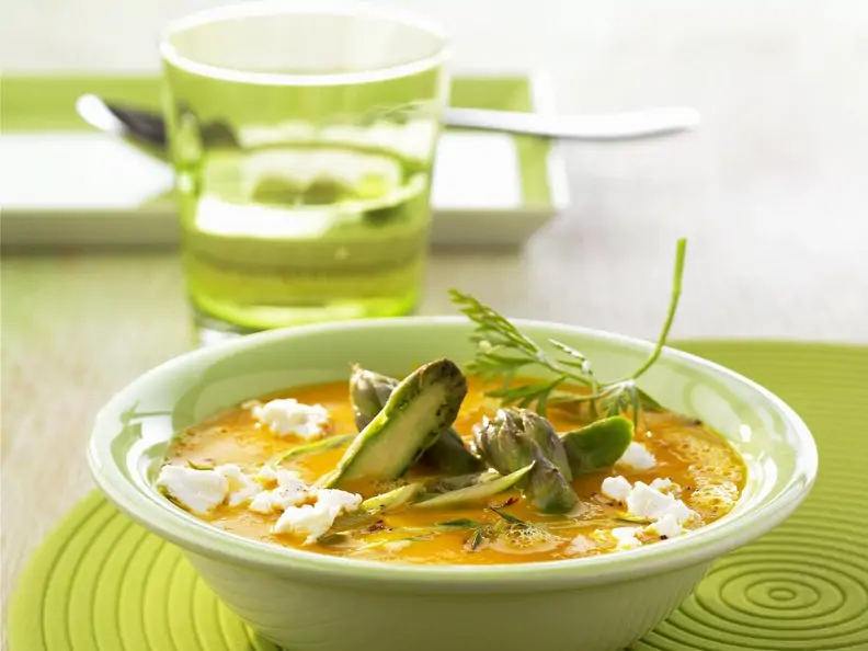 Möhrensuppe mit grünem Spargel und Ziegenkäse