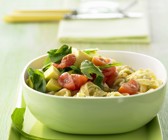 Pasta mit Walnuss-Pesto und Avocado