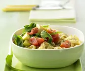 Pasta mit Walnuss-Pesto und Avocado