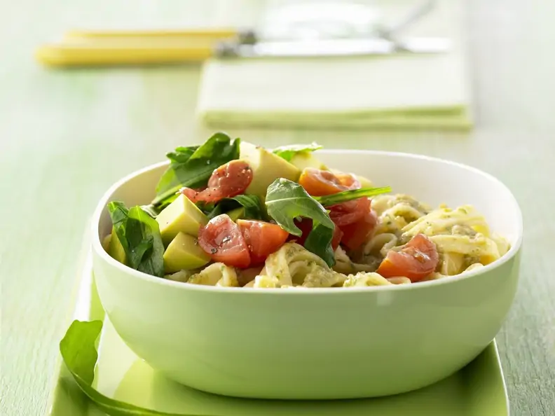Pasta mit Walnuss-Pesto und Avocado