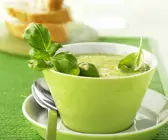 Brokkolisuppe mit Basilikum