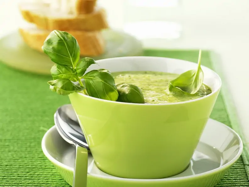 Brokkolisuppe mit Basilikum