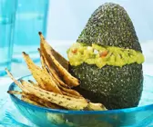 Avocado mit Guacamolefüllung und Nachos