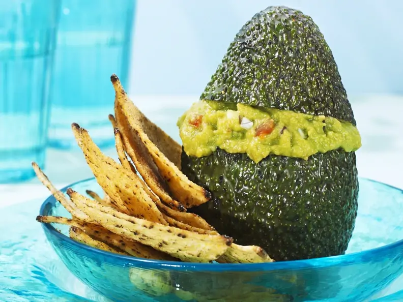 Avocado mit Guacamolefüllung und Nachos