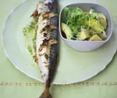 Gebackene Makrele mit Avocado-Salat