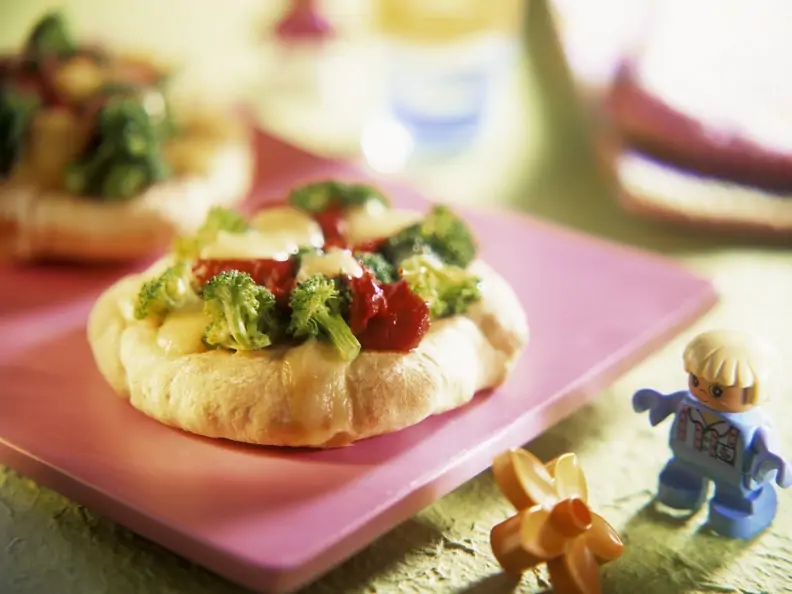 Baby-Pizza mit Brokkoli