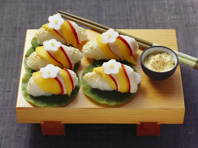 Nigiri mit Hähnchen und Mango