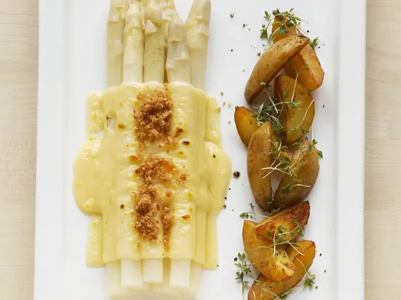 Überbackener Spargel mit Bratkartoffeln