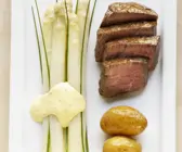 Spargel mit Schnittlauchsauce und Rinderfilet
