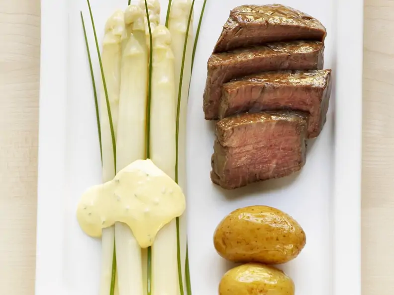 Spargel mit Schnittlauchsauce und Rinderfilet