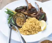 Lammchops mit Auberginen und Couscous