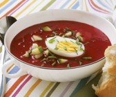Rote-Bete-Suppe mit hartem Ei